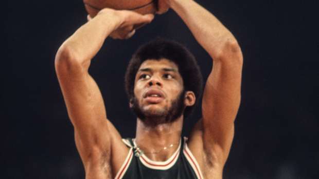 Milwaukee Bucks center Kareem Abdul-Jabbar (33)